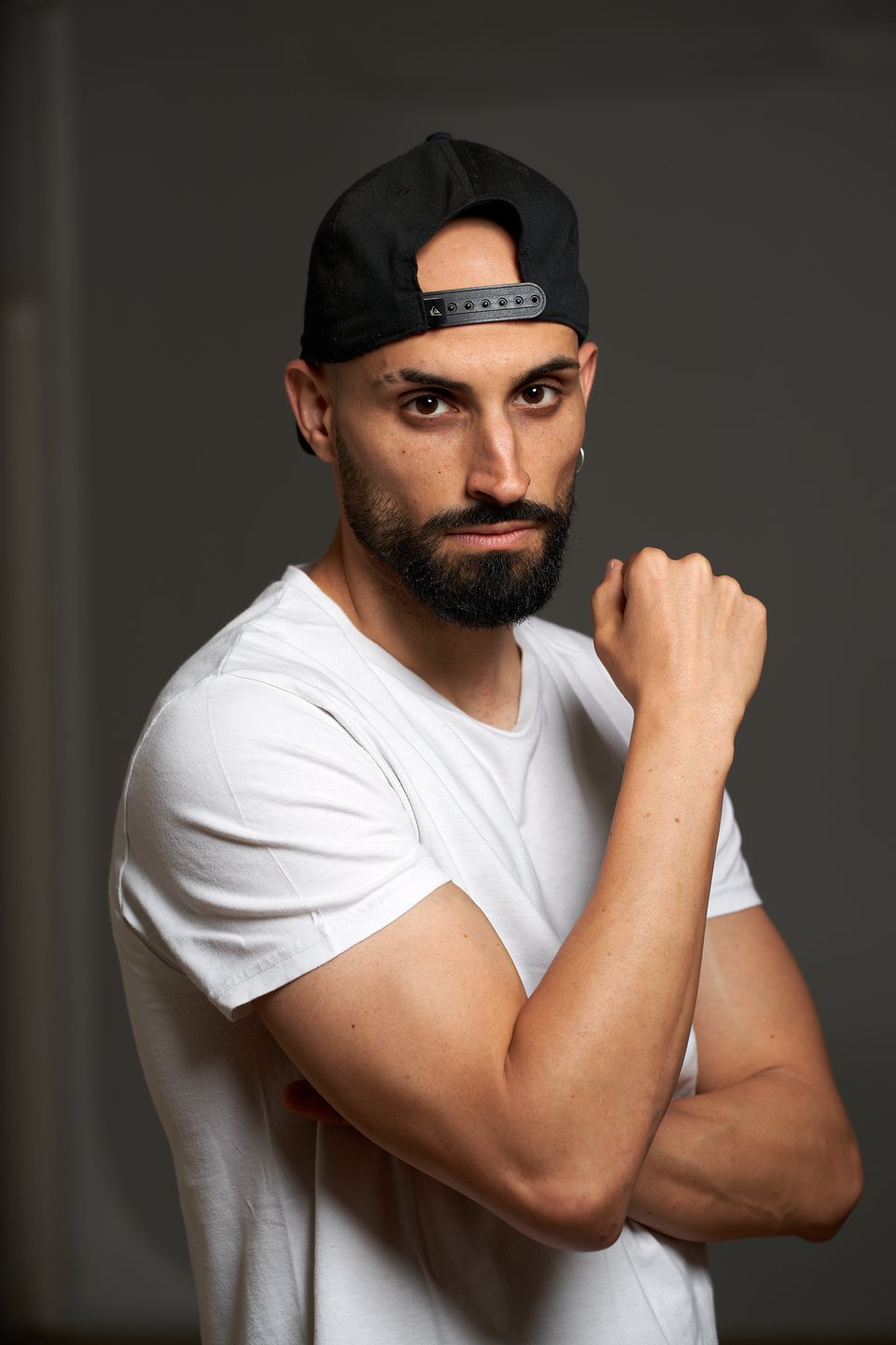 Gorra del revés i samarreta blanca