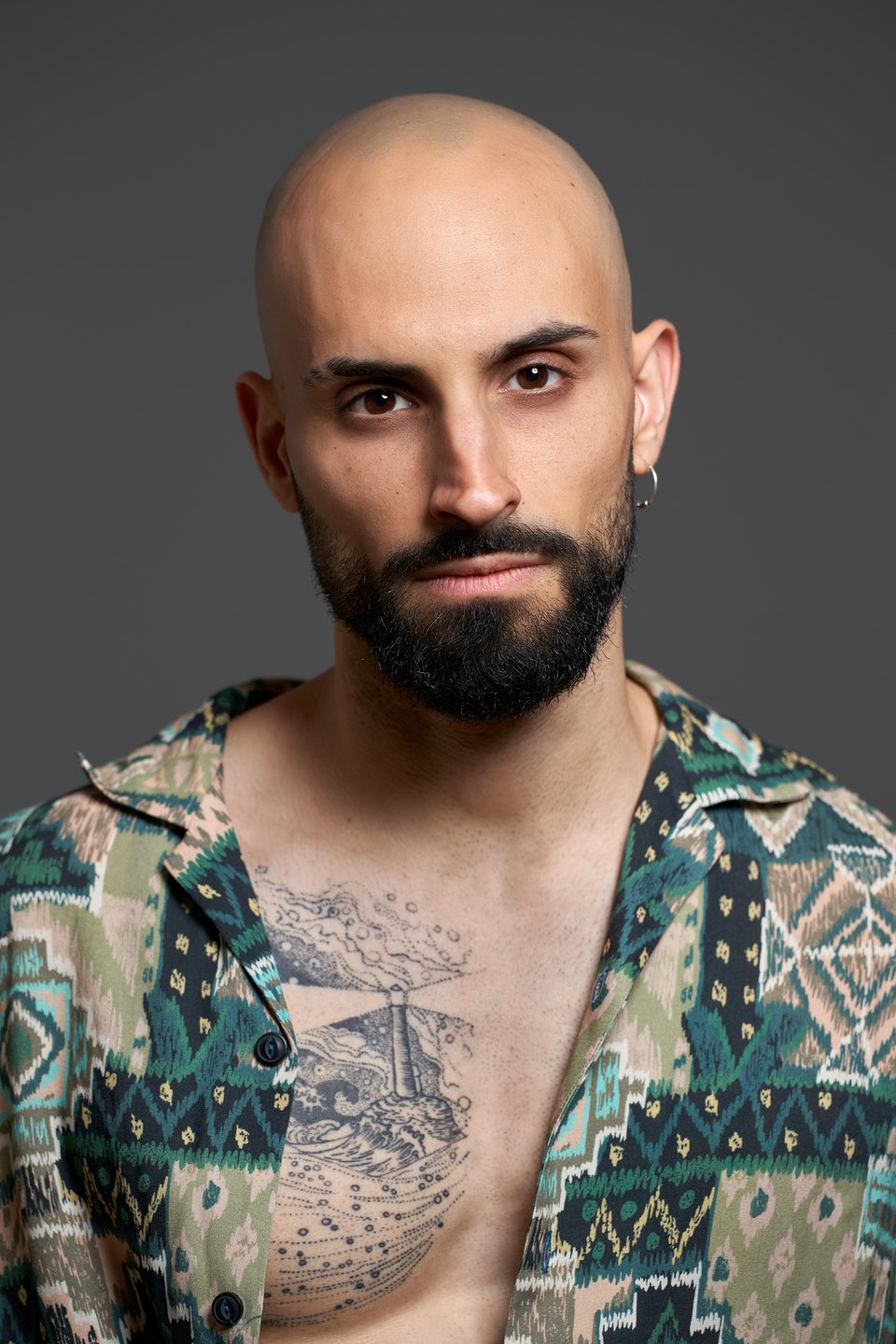Camisa estampada oberta, mirada a càmera