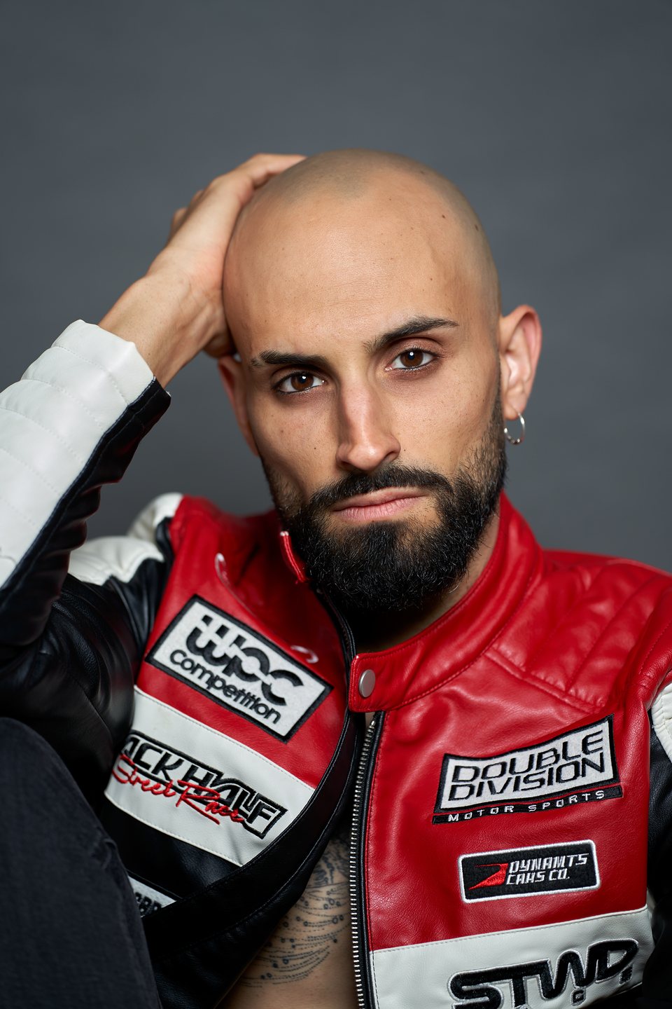 Jaqueta de motorista i mà al cap